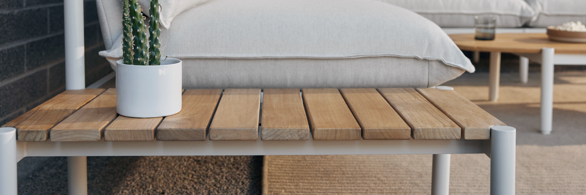 Comparing Aluminum and Teak Outdoor Furniture