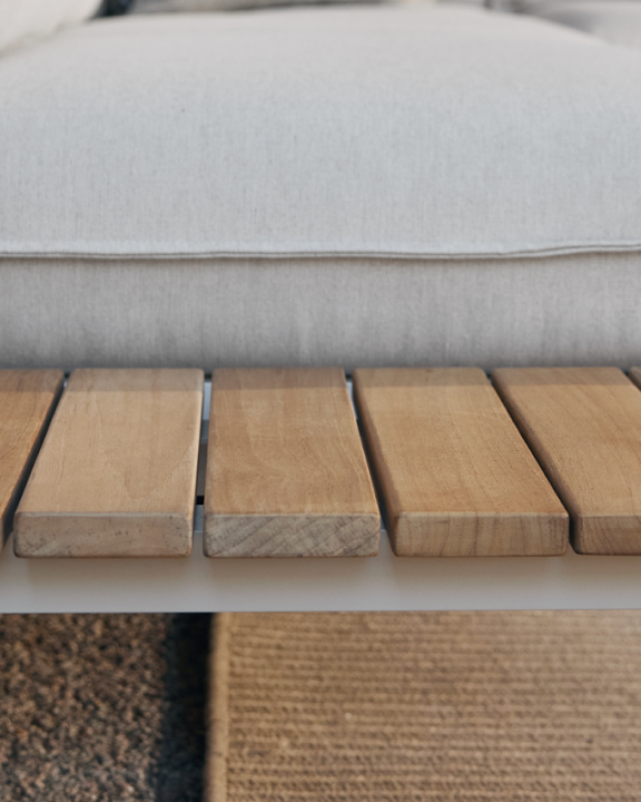 Comparing Aluminum and Teak Outdoor Furniture